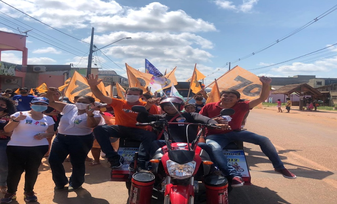 Em caminhada no Calafate, Jarbas Soster conversa com moradores e comerciantes e ouve sugestões